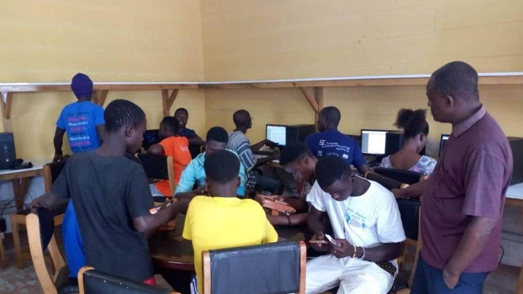 Ampain refugees from a camp in Ghana benefit from Wi-Fi connectivity.